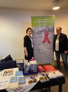 SHAS osallistui Sairaanhoitajien koulutuspäiville Finlandiatalolla omalla ständillä 6-7.11.25. Kuvassa puheenjohtaja Helena ja ständiin tutustumassa sh Saimi. Yhdistys oli saanut oman materiaalin lisäksi materiaalia Positiiviset ry:ltä